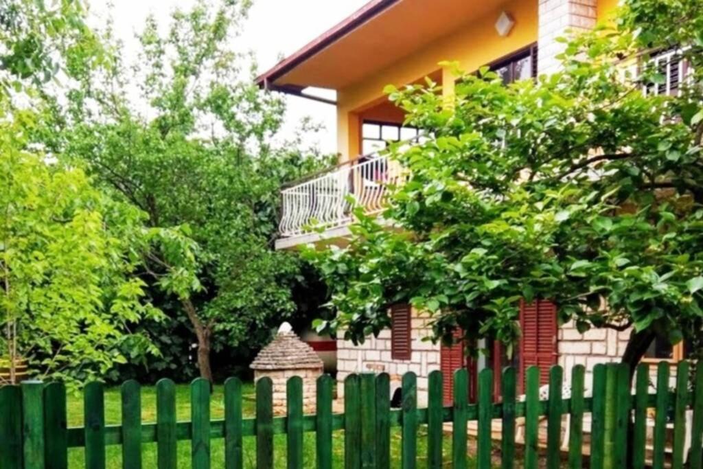 Apartment Sanja Near The Sea, Spacious And Green :) พูลา ภายนอก รูปภาพ