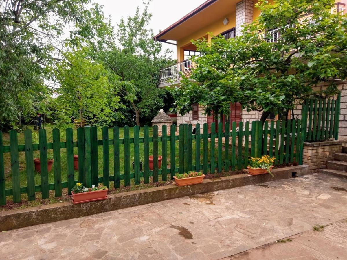 Apartment Sanja Near The Sea, Spacious And Green :) พูลา ภายนอก รูปภาพ