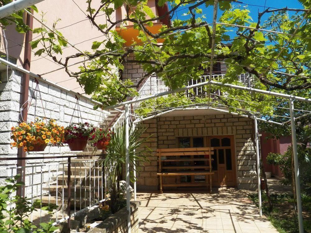 Apartment Sanja Near The Sea, Spacious And Green :) พูลา ภายนอก รูปภาพ